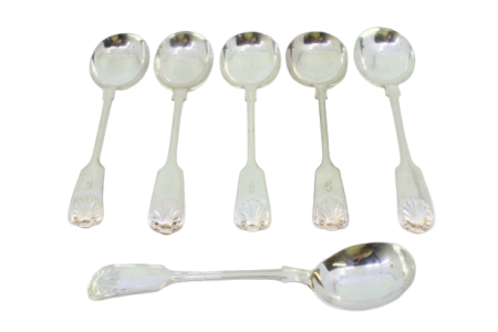 Conjunto de seis colheres de gelado em prata com frisos e conchas nos cabos.